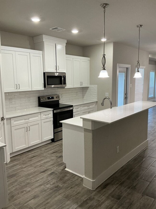Building Photo - 3/2/2 + AFFORDABLE + PETS WELCOME