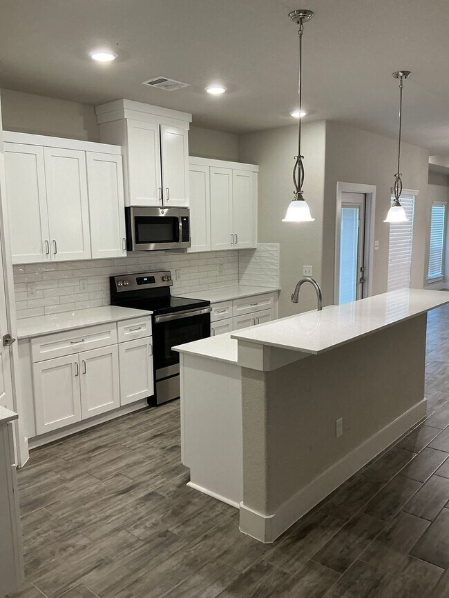 Building Photo - 673 The Cottages