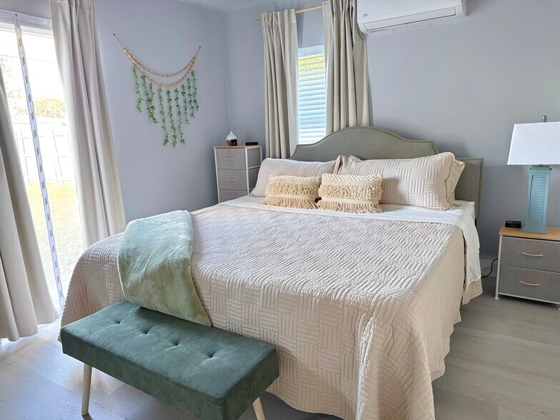 King size bed - 941 SW 29th St