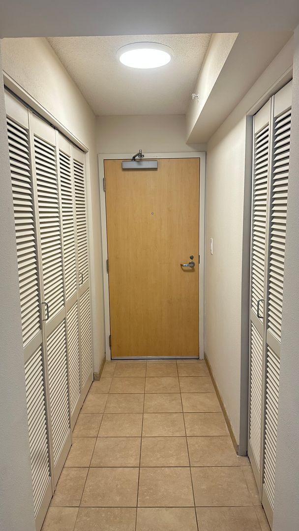 Building Photo - Diamond in the rough 1 bedroom with den in Honolulu!