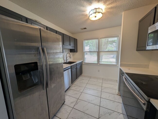 Building Photo - Renovated 3BR with Large Fenced Yard and Lots of Light