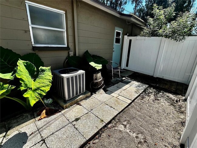 Building Photo - 15701 Waverly St