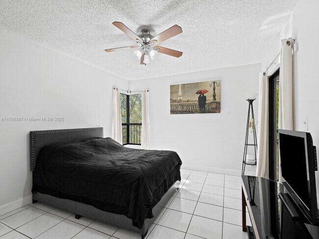 Building Photo - 3868 Carambola Cir N