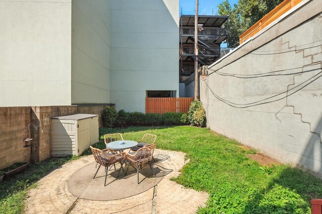 Building Photo - 204 Willow Ave