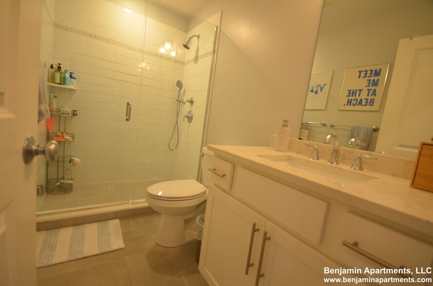 Building Photo - 120 Kenrick St