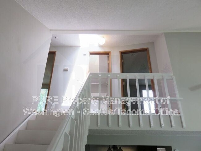 Building Photo - 511 Malibu Dr SE