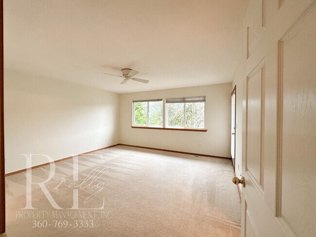 Building Photo - Fantastic Private Lakefront Rambler