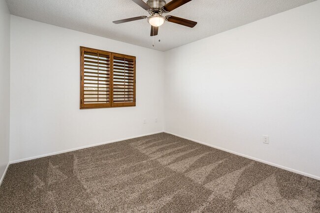 Building Photo - 3/2 sfh 2 car garage, huge yard 35th Ave &...