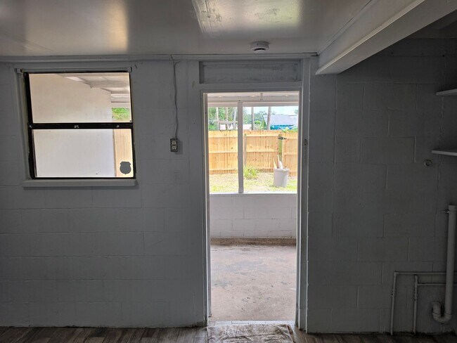 Building Photo - 2205 S Park Ave