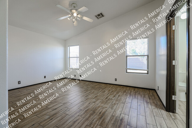Building Photo - 9316 W Cinnabar Ave
