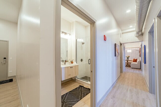 Building Photo - 1954 W North Ave