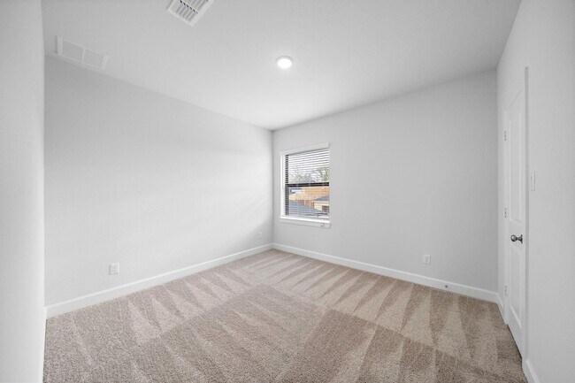 Building Photo - 1502 Noble Pk Dr