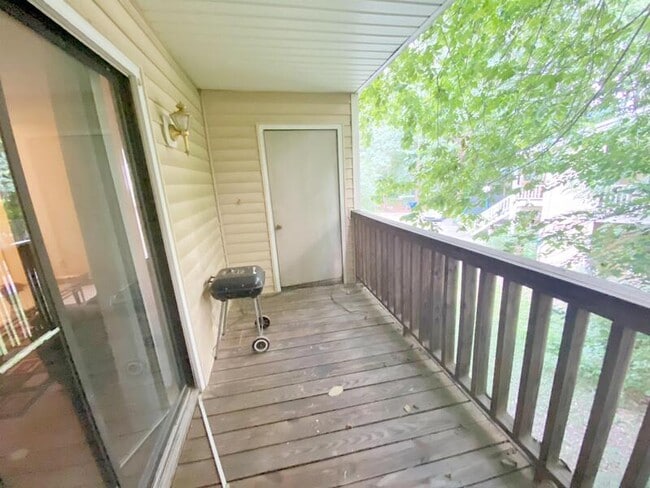 Building Photo - 2801 Millbrook Manor Cir