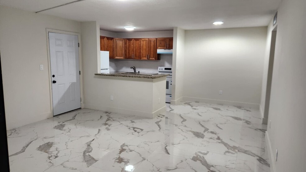 Primary Photo - 805 NE 199th St