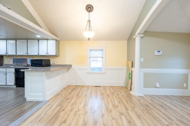 Building Photo - Cozy 3 BR/2 BA Single-Family Home in Halet...