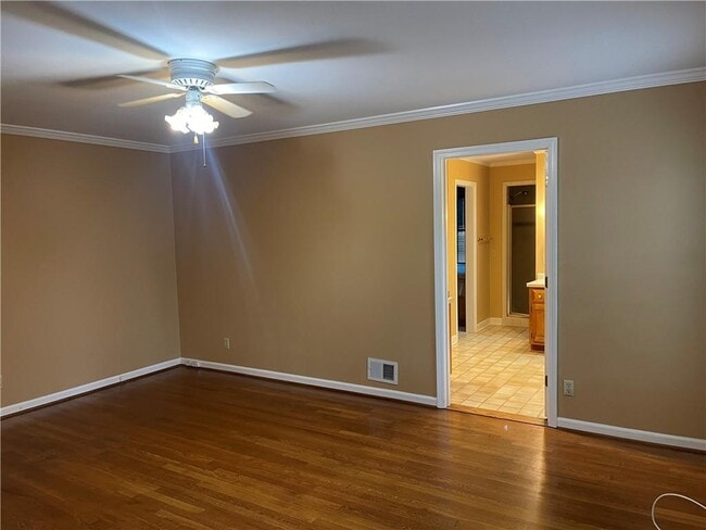 Building Photo - 119 Woodlawn Dr NE