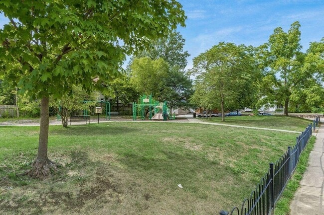 Building Photo - 2339 Summit St