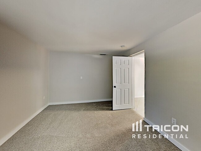 Building Photo - 5560 Waneta Pl