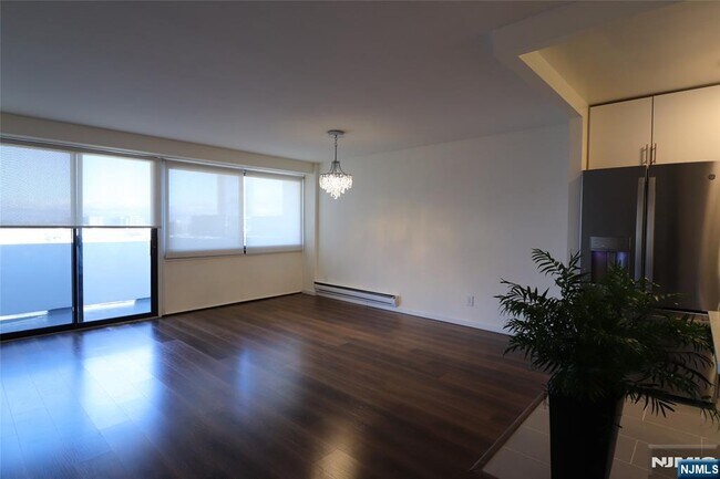 Building Photo - 1600 Center St