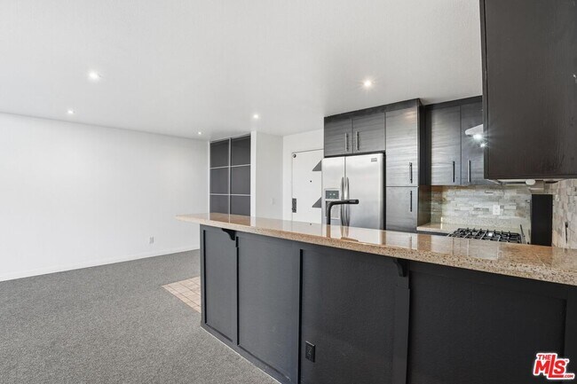 Building Photo - 5530 Owensmouth Ave