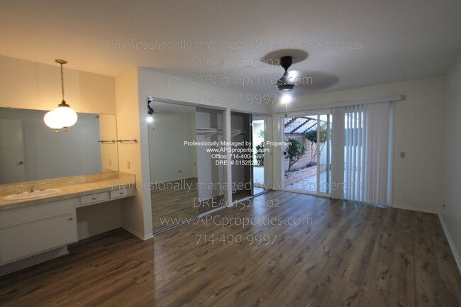 Building Photo - 3 Bedroom 1.5 Bathroom Townhome with a 2 c...