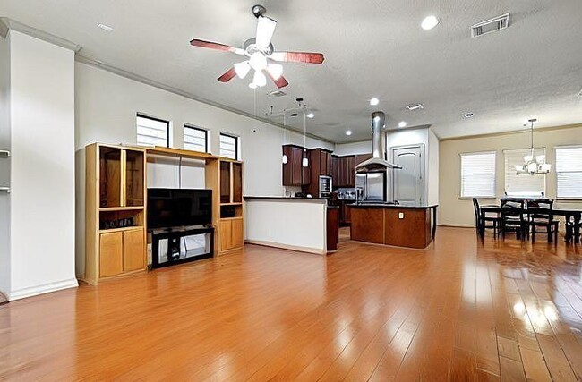 Building Photo - 1607 Bass St