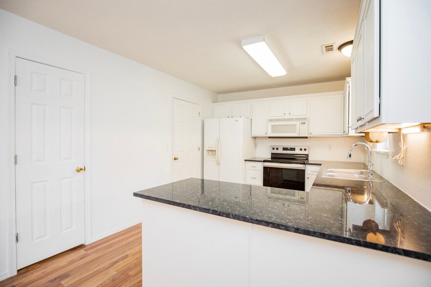 Building Photo - 215 Broyles St