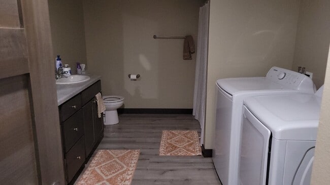 Building Photo - 5 Bed 3 Bath close to UWEC, bike trails, Carson Park, and The Sonnentag!