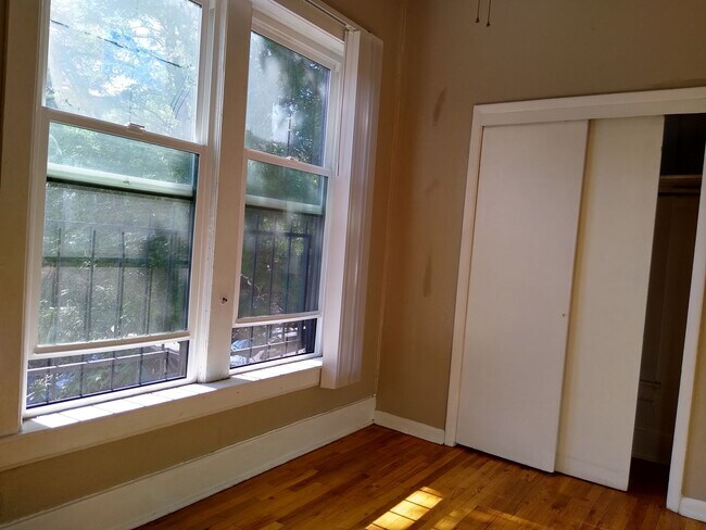 Building Photo - Charming Cap Hill 1 Bedroom w/ Claw Foot Tub