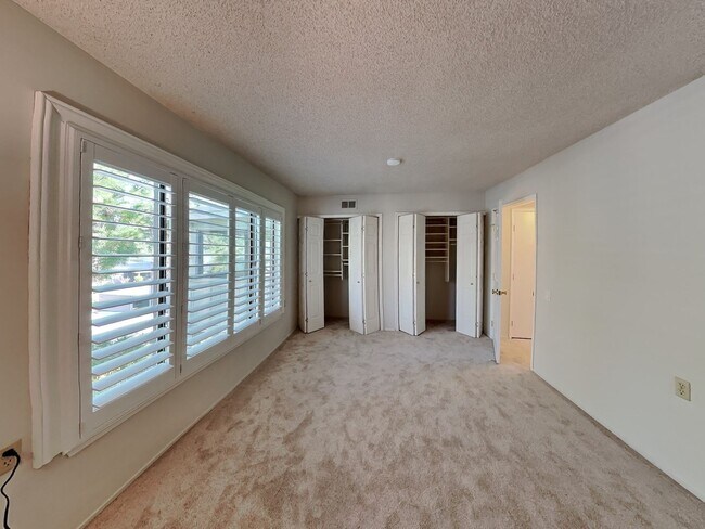 Building Photo - Spacious Rossmoor 2/2 Condo Available Now!