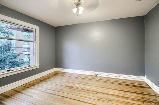 Building Photo - Charming 4 Bed, 2 Bath Town Home in Prime ...