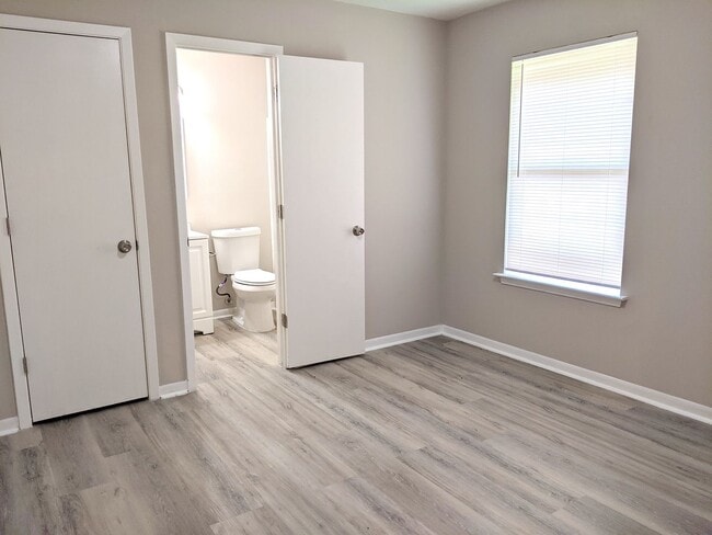 Building Photo - August 2026 Move In! Remodeled 3 Bed, 2 Ba...