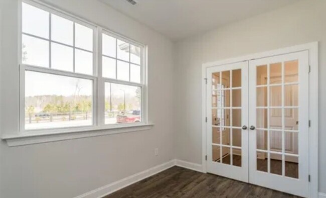 Building Photo - Fabulous 3 bedrm Townhome with office & ga...
