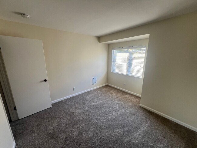 Building Photo - Beautiful 2 bed 1.5 bath end unit Condo in...