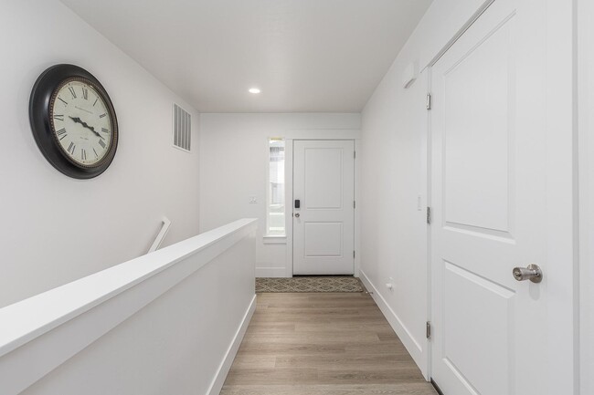 Building Photo - 3 bedrooms, 2.5 Baths w/Amazing Sunset Views!