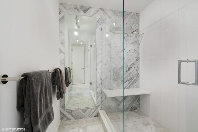 Building Photo - 200 E Delaware Pl