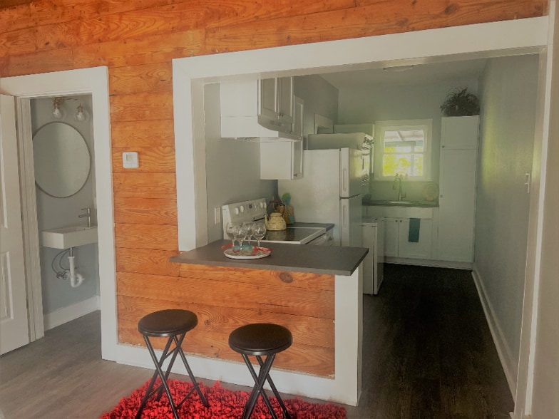 Primary Photo - 715 W Hollywood Ave