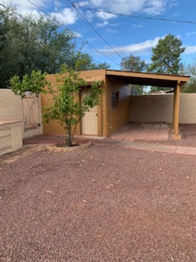 Building Photo - 2 Bedroom with Concrete Floors!