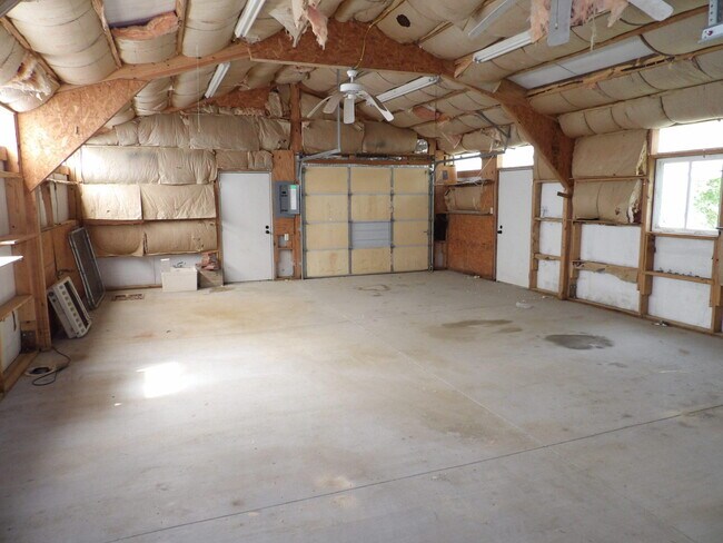 Building Photo - 102 Cedar Dr