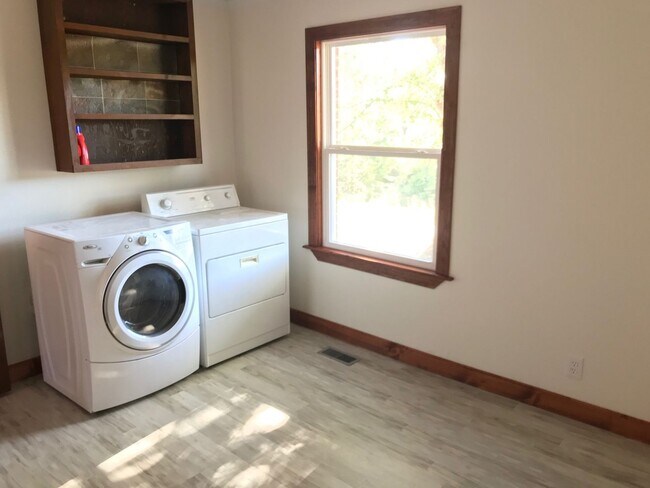 Building Photo - Spacious 3-Bedroom Home in the Heart of Baxter | Basement + Wrap-Around Driveway