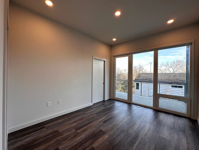 Building Photo - Modern Gated Community, Top Floor Unit with a large balcony, 2 Bedrooms 1.5 Baths Condo for Rent ...