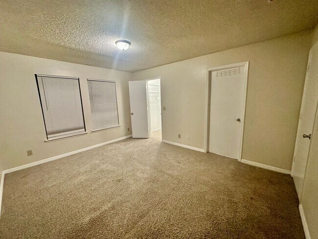 Building Photo - WG #304