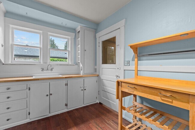 Building Photo - Classic Tacoma Charm with Room to Breathe....