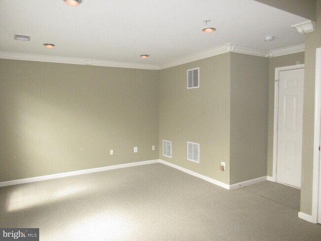 Building Photo - 3865 Eisenhower Ave