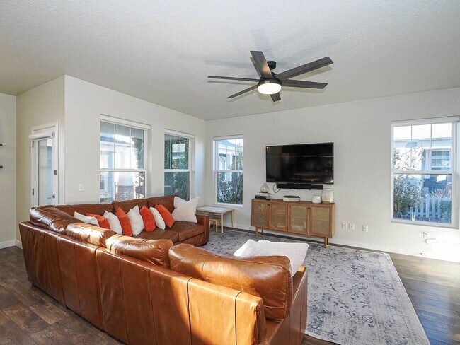 Building Photo - Beautiful House in Excellent Daybreak Loca...