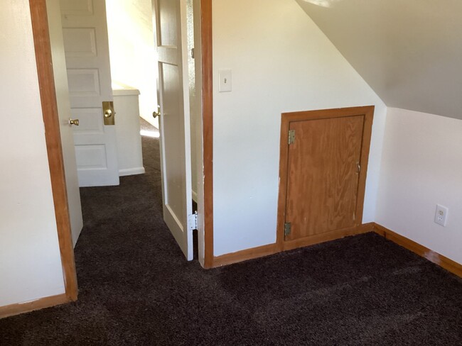 Building Photo - 5 Bedroom Single Family Home w/ Garage