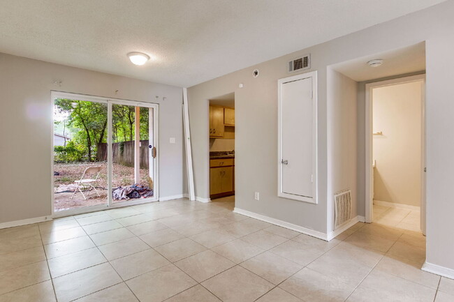 Building Photo - Desirable townhouse centerally located.