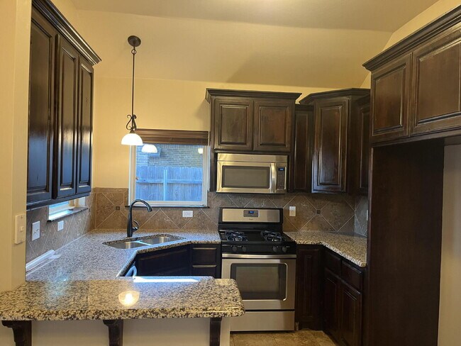 Building Photo - "Charming 3-Bedroom Home with 2 Full Baths...