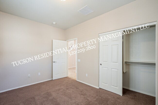Building Photo - 6012 S Meadow Breeze Dr
