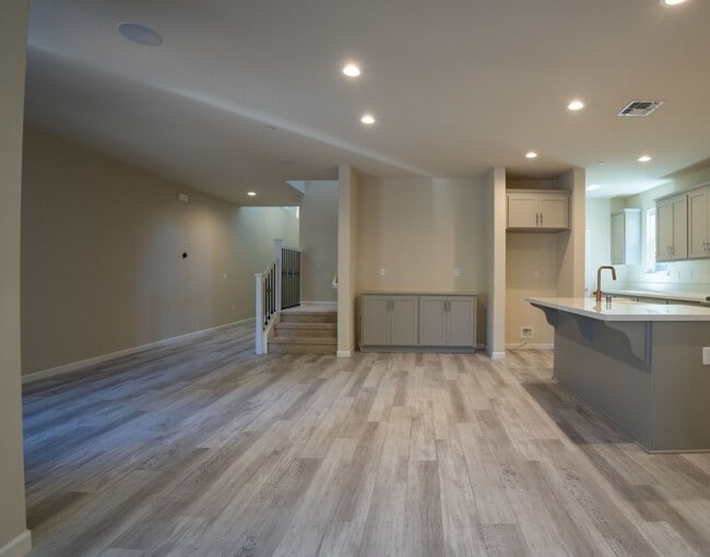 Building Photo - 3625 Blue Bird Dr